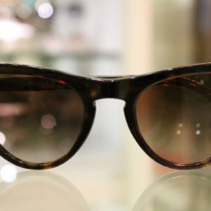 Óculos com transparência e retrô são tendência