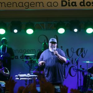 Jorge Aragão emociona o público em homenagem ao Dia dos Pais no RioMar