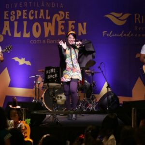 Fantasiadas, crianças curtiram o som de Mini Rock no Halloween do RioMar