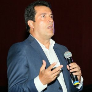 André Trigueiro aponta caminhos sustentáveis durante lançamento de livro no RioMar
