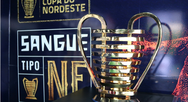 Taça da Copa do Nordeste disponível para visitação no RioMar Recife