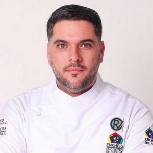 Chef Rapha Vasconcellos ensina a fazer Pasta negra no Ateliê Perini