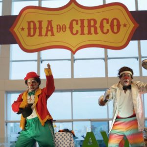 Dia do Circo é comemorado no RioMar com palhaçadas e mágica