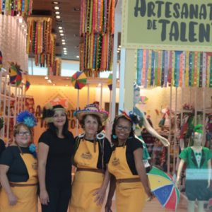 Adereços carnavalescos tomam conta da loja Artesanato de Talento