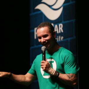 Marco Luque espalha risadas durante RioMar de Humor
