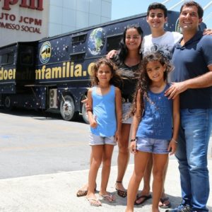 Conheça a família que viaja o mundo a bordo de um ônibus