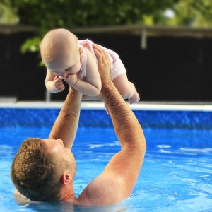 Os benefícios da natação para os bebês