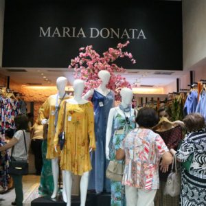 Maria Donata inaugura com looks vibrantes e estilosos no RioMar
