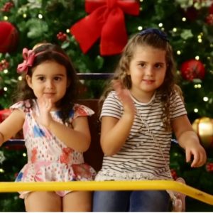 Vídeo: Muita diversão no balanço acessível no Natal do RioMar