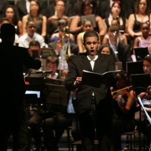 Cantata Carmina Burana impressiona o público no Teatro RioMar