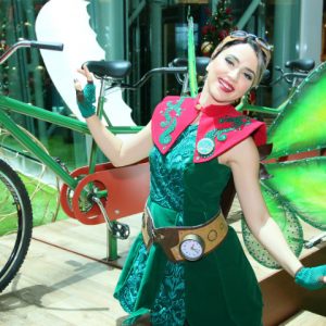 Elfo “voa” bem alto com os visitantes na bike compartilhada