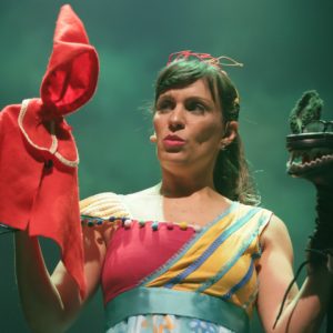 Carol Levy arranca risadas e ensina lições em show no Teatro RioMar