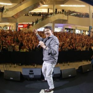 Adilson Ramos celebra o consumidor com show no RioMar