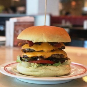 Dia Mundial do Hambúrguer: roteiro saboroso para comer com as mãos