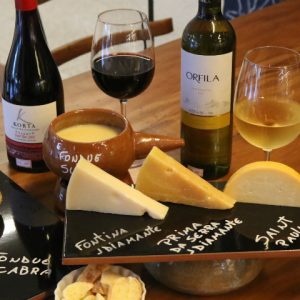 Para curtir o friozinho: harmonizações de queijos e vinhos