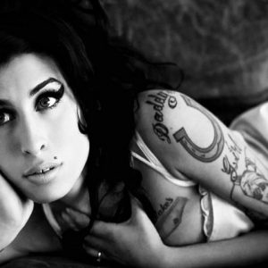 Oito anos sem Amy Winehouse: relembre momentos marcantes da cantora