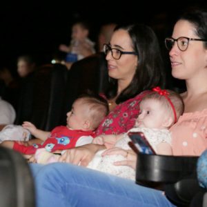Cinematerna: conforto e lazer para as mamães, os papais e os bebês