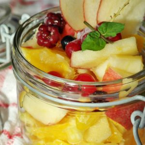 Como fazer uma salada de frutas no pote para os pais