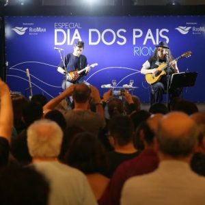 Moraes Moreira e Davi Moraes presenteiam os pais com show emocionante