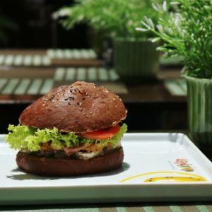 Hora do lanche: hambúrguer vegano é destaque no Mercado Orgânico