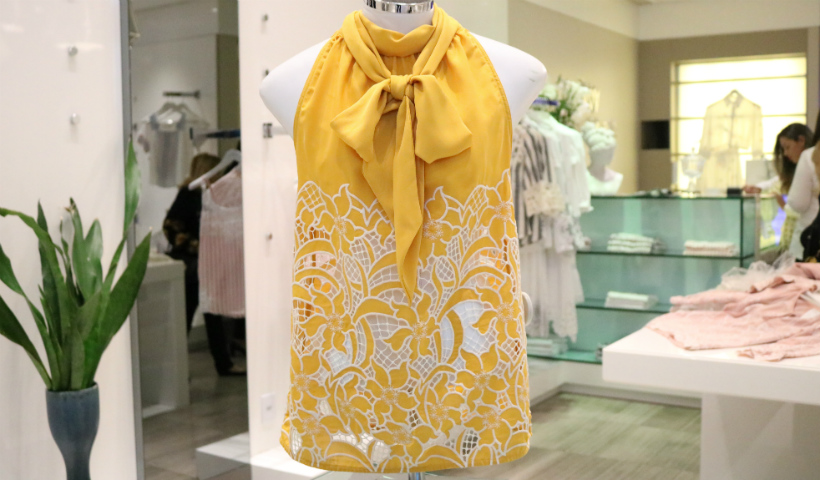 Cores e bordados marcam a nova coleção de verão na Marie Mercié