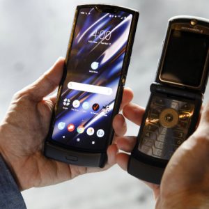 Motorola lança ‘Razr’, celular dobrável que lembra famoso V3