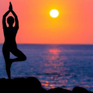 Dia da Yoga: conheça os benefícios e pratique em casa