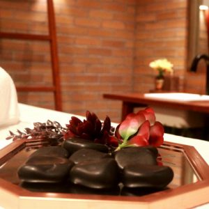 Aurum Spa: massagem com pedras e até banho de ofurô