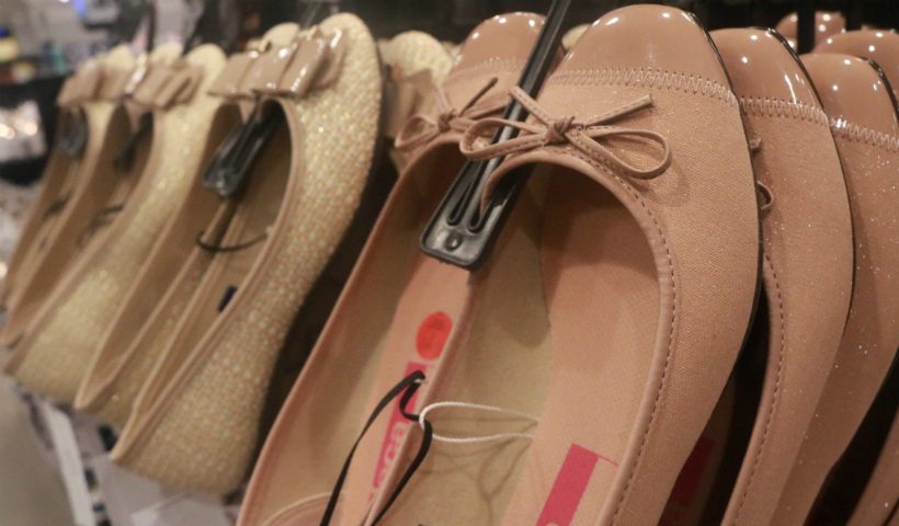 Riachuelo traz dois pares de sapatilhas por R$ 59,99