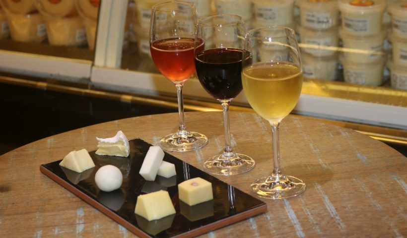 Três sugestões da Campo da Serra para harmonizar queijos e vinhos