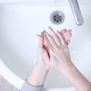 Como cuidar das mãos e das unhas com tanto lava lava?