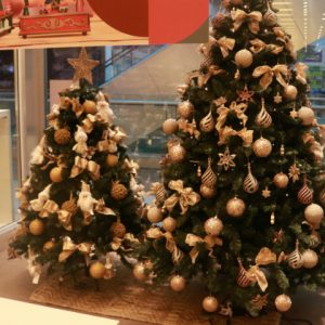 Árvores de Natal já se destacam nas vitrines do RioMar