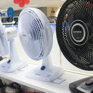 Ventilador e ar-condicionado para aliviar o calor do verão