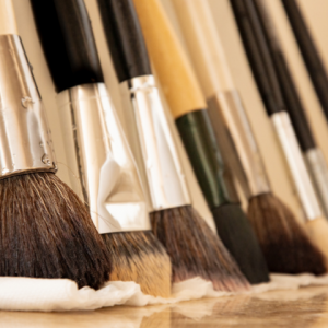 Pinceis de maquiagem: dicas para fazer a limpeza correta