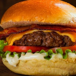 Dia Mundial do Hambúrguer: tradicional ou artesanal?