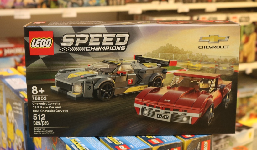 Carros de corrida estampam nova coleção da Lego
