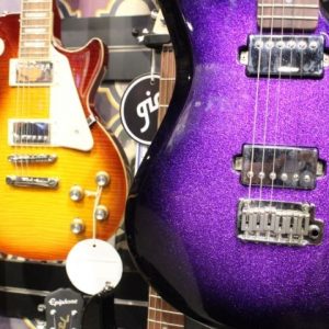 Loja Gig no Dia Mundial do Rock: guitarra, baixo e bateria