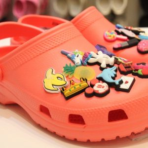 Crocs aposta nos emojis Jibbitz para decorar seu calçado