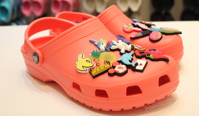 Crocs aposta nos emojis Jibbitz para decorar seu calçado