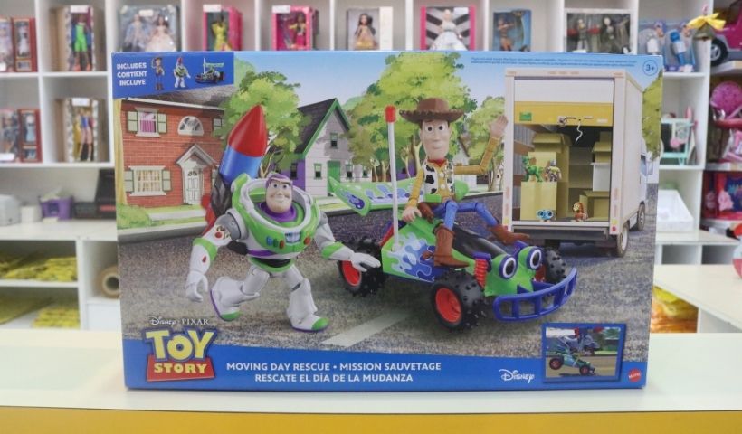 Buzz e Woody entre os brinquedos Toy Story