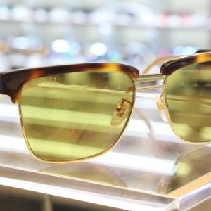 Sunglass Hut destaca novos óculos com lentes amarelas