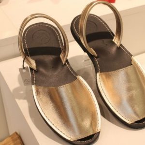 Sandálias em couro: charme e leveza para o Ano Novo