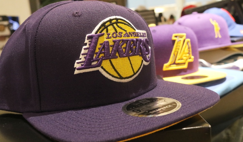 É fã dos Lakers? Encontre camisas e bonés no quiosque New Era