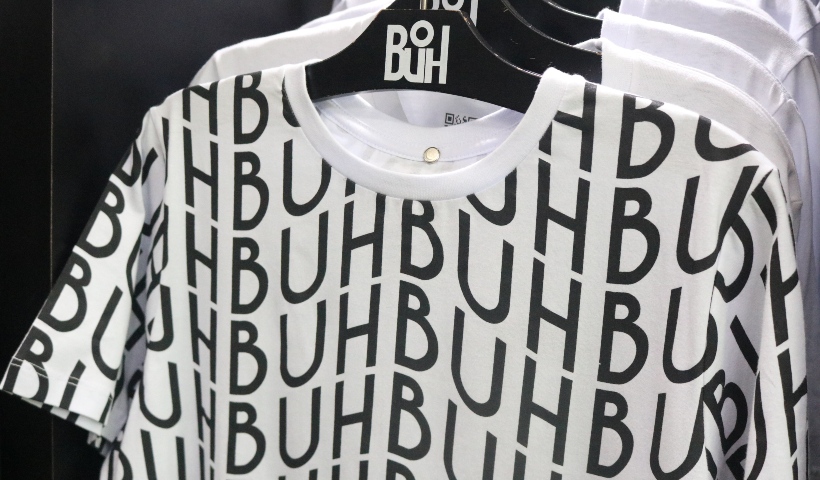 Positividade e estilo: loja Buh destaca de camisas a bonés