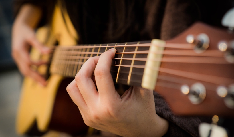 Toca violão? Encontre o instrumento no RioMar Online
