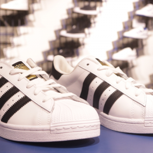 Adidas Originals com looks clássicos da moda urbana