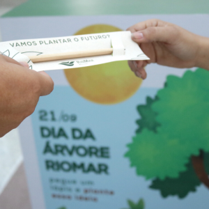 Dia da Árvore no RioMar com lápis reflorestado e sementes
