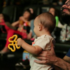 CineMaterna convida mamães e bebês para sessão de cinema