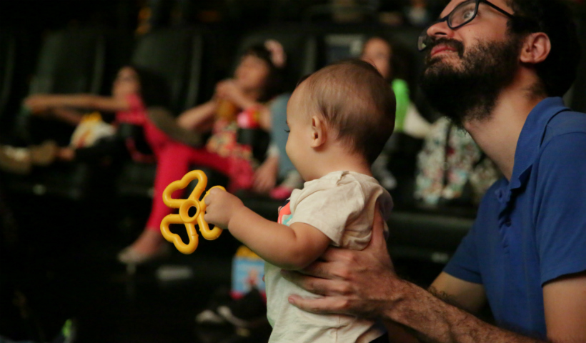 CineMaterna convida mamães e bebês para sessão de cinema