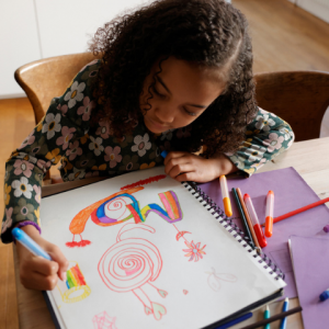 Crianças criativas com 6 livrinhos para pedir e colorir
